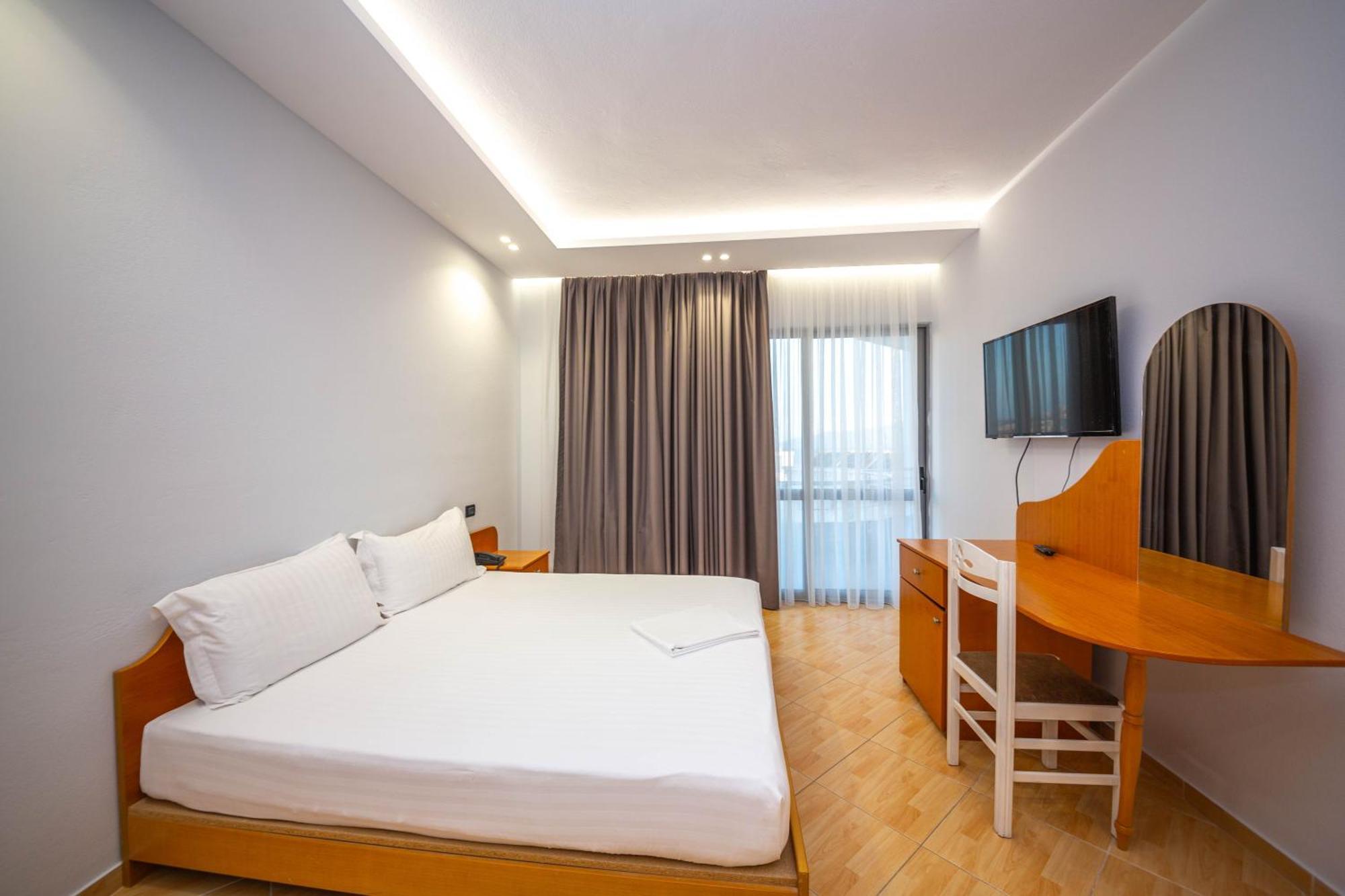 Hotel Sea Breeze Saranda Kültér fotó