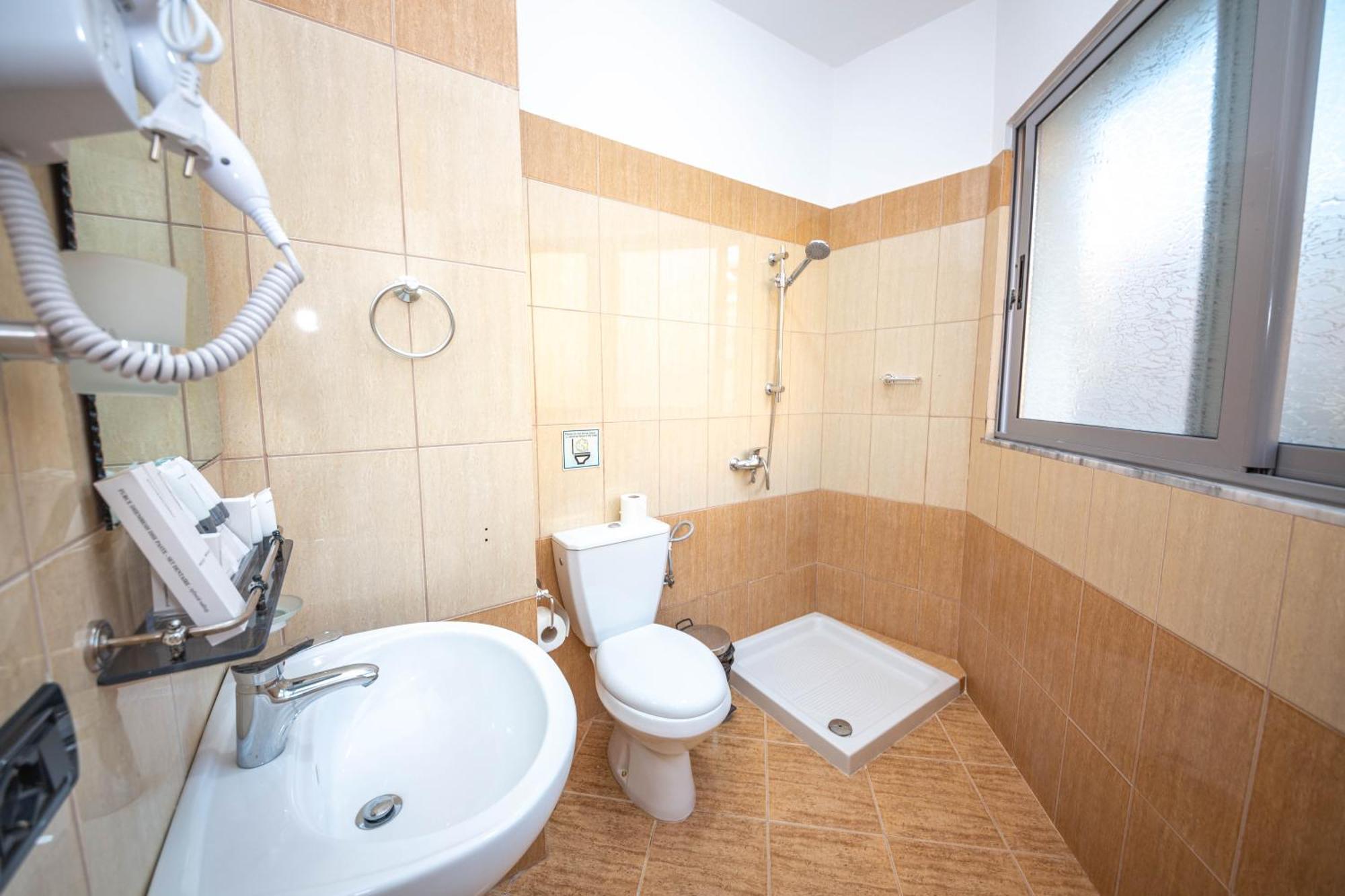 Hotel Sea Breeze Saranda Kültér fotó