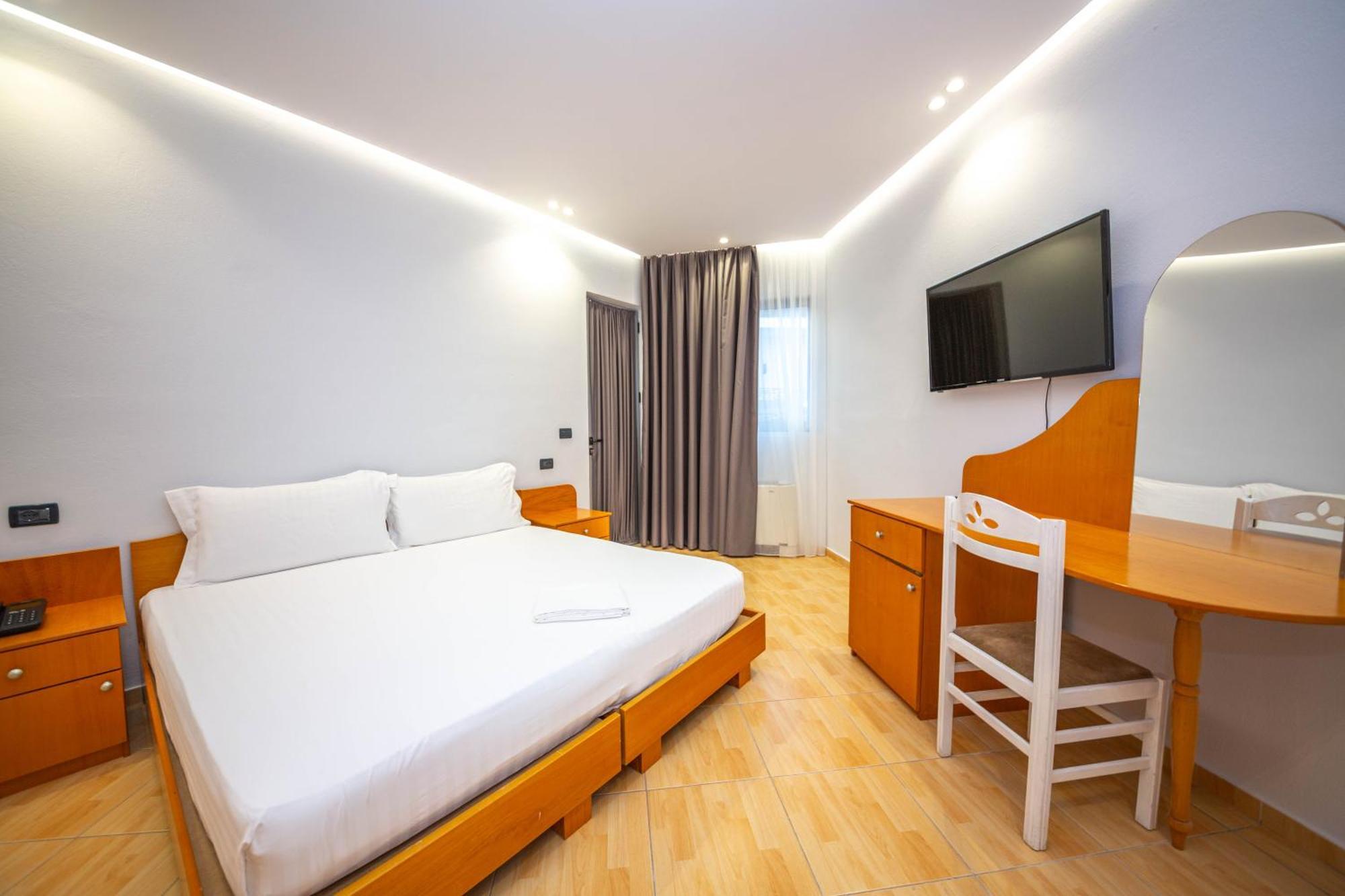 Hotel Sea Breeze Saranda Kültér fotó