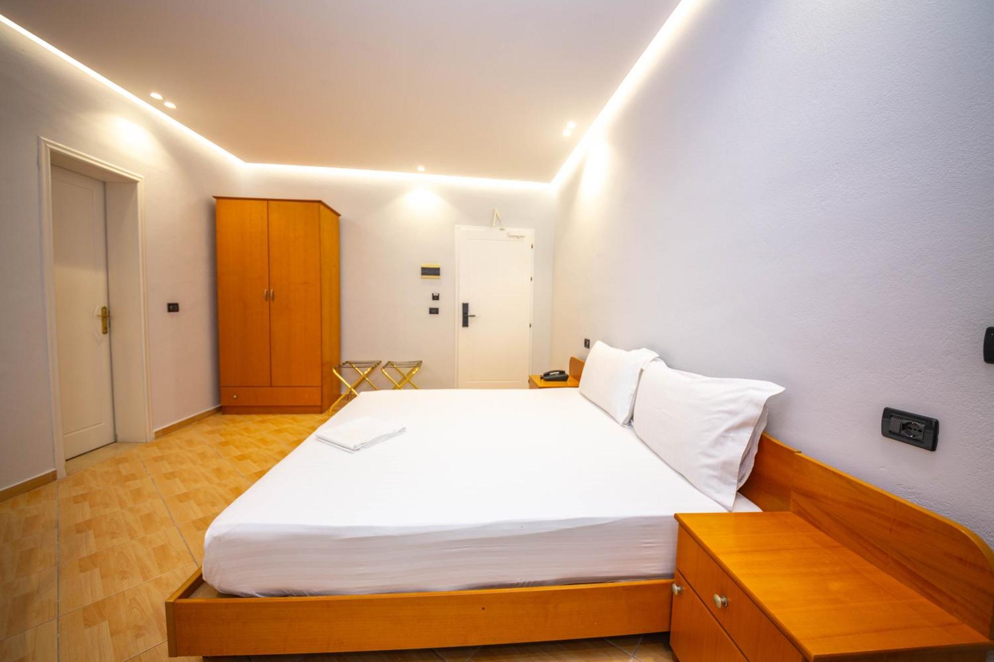 Hotel Sea Breeze Saranda Kültér fotó
